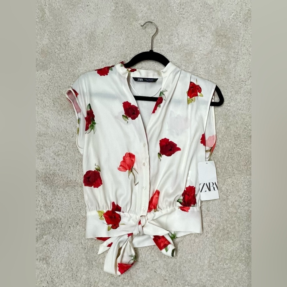 NWT. Zara. Sleeveless floral rose print satin blouse. XS.
